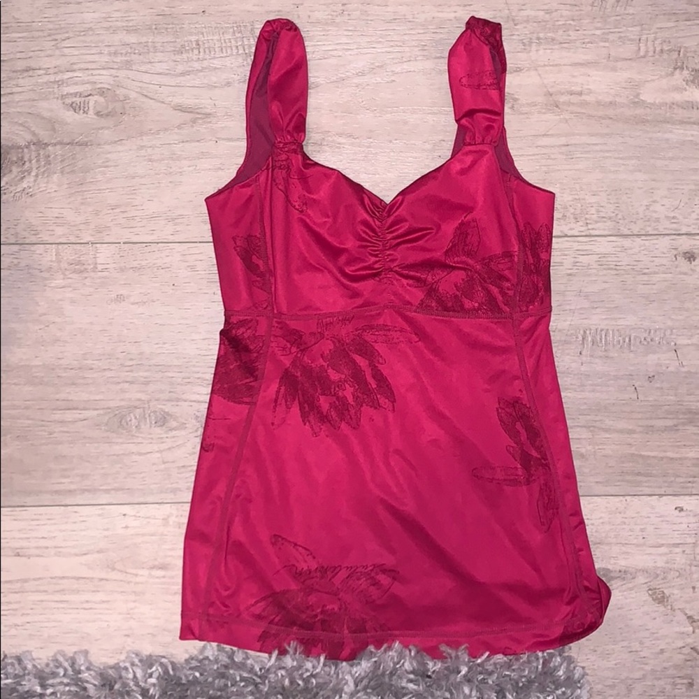 RARE lululemon work out too with built in bra